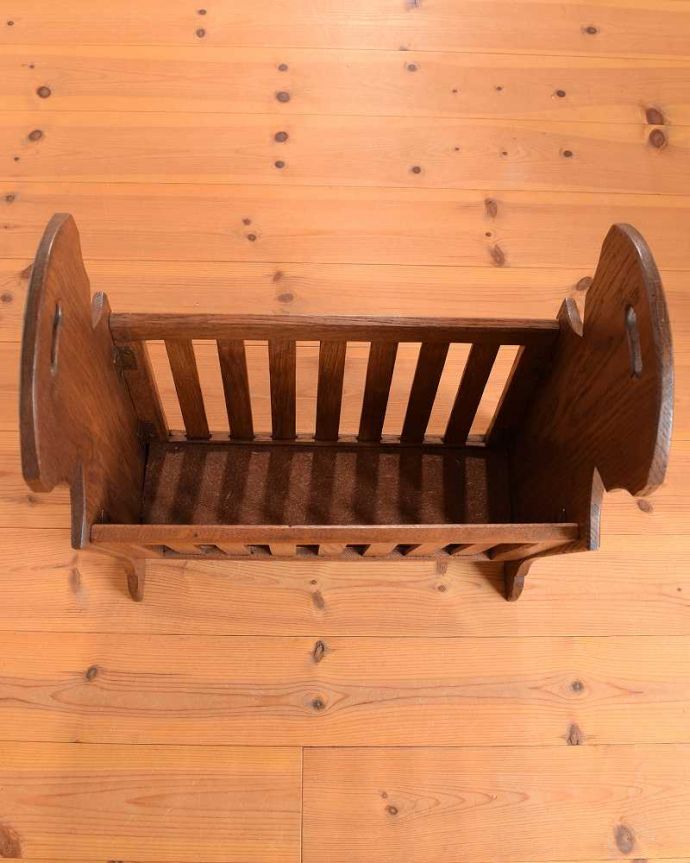 マガジンラック アンティーク家具 雑誌や新聞もお洒落に収納できる、格子デザインのアンティーク マガジンラック。雑誌を入れる部分もキレイに修復しましたアンティークは新品ではないので経年変化によるキズはありますが、専門の職人がキレイにお直ししました。(j-2605-f)