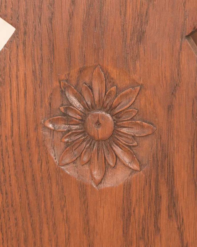 マガジンラック アンティーク家具 雑誌や新聞もお洒落に収納できる、格子デザインのアンティーク マガジンラック。いろんな場所にこだわり英国スタイルらしい美しい彫りのデザインです。(j-2605-f)