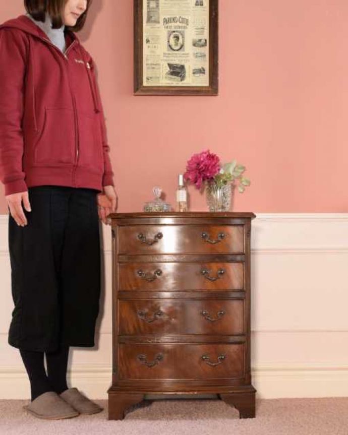 アンティークのチェスト アンティーク家具 マホガニー材のベッドサイドチェスト、小さい英国アンティーク家具。大人の雰囲気漂う人気の英国チェストシンプルなデザインだからこそ木目の美しさが際立つチェスト。(j-2606-f)