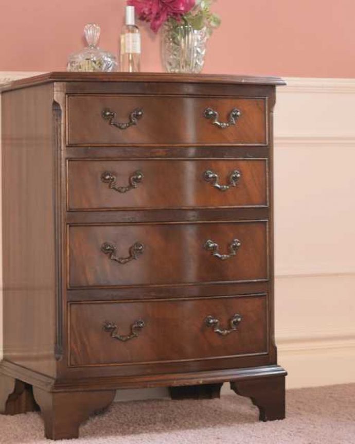 アンティークのチェスト アンティーク家具 マホガニー材のベッドサイドチェスト、小さい英国アンティーク家具。アンティークだから手に入る質の良さ現代では手に入れることが出来ない質のいい素材が使われているのもアンティーク家具の特長。(j-2606-f)