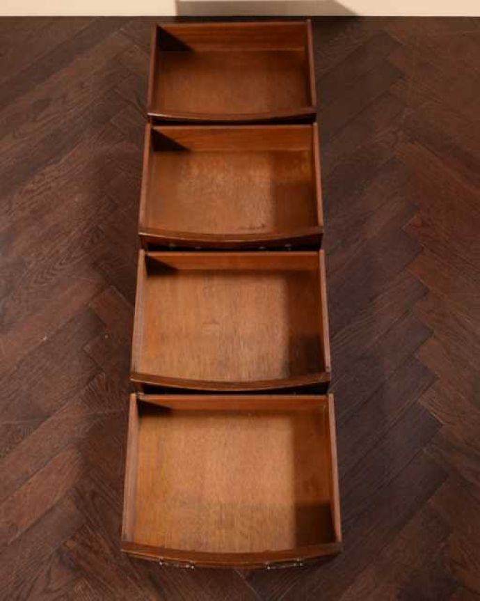 アンティークのチェスト アンティーク家具 マホガニー材のベッドサイドチェスト、小さい英国アンティーク家具。引き出しの中もキレイに修復しましたお洋服を入れてもいいように、引き出しの中も専門の職人が時間をかけてしっかり修復しました。(j-2606-f)