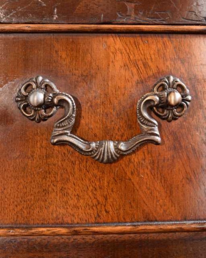 アンティークのチェスト アンティーク家具 マホガニー材のベッドサイドチェスト、小さい英国アンティーク家具。アンティークらしい取っ手アンティーク家具は取っ手のデザインまで、なんだか高級感があるんですよね。(j-2606-f)
