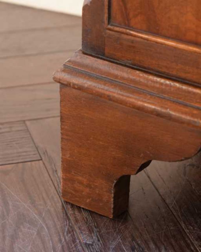 アンティークのチェスト アンティーク家具 マホガニー材のベッドサイドチェスト、小さい英国アンティーク家具。女性1人でラクラク運べちゃう仕掛けHandleのアンティークは、脚の裏にフェルトキーパーをお付けしています。(j-2606-f)