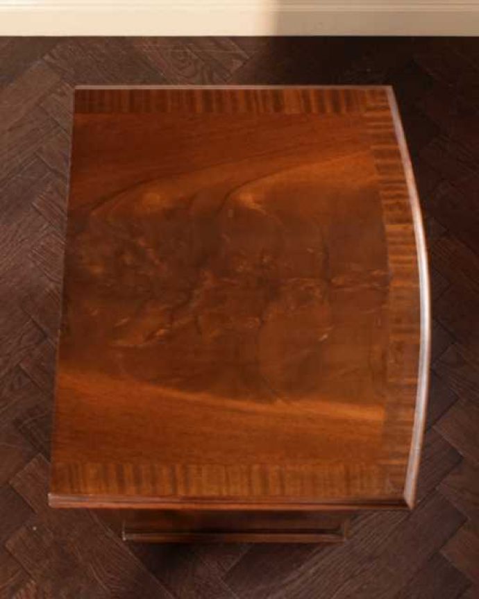 アンティークのチェスト アンティーク家具 マホガニー材のベッドサイドチェスト、小さい英国アンティーク家具。ピカピカに仕上げましたHandleでは修復の時、天板の塗装も一度剥離してキレイに仕上げました。(j-2606-f)