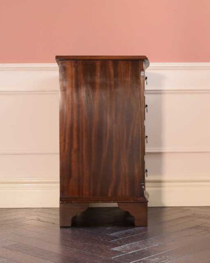 アンティークのチェスト アンティーク家具 マホガニー材のベッドサイドチェスト、小さい英国アンティーク家具。横顔もキレイですどこから見られても絵になるスタイル。(j-2606-f)