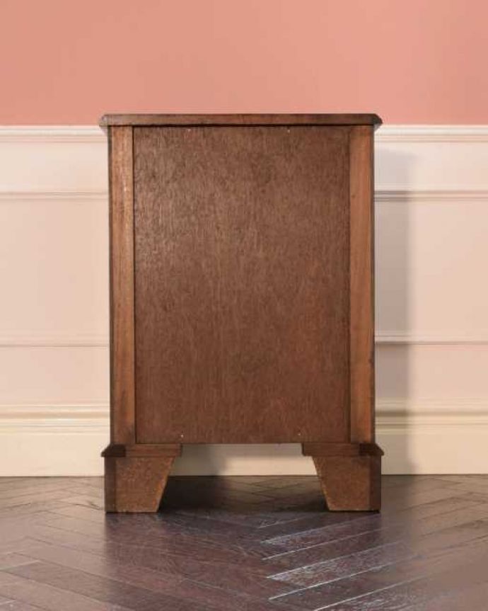 アンティークのチェスト アンティーク家具 マホガニー材のベッドサイドチェスト、小さい英国アンティーク家具。後ろ姿も見て下さいアンティークは新品ではないので、もちろん経年変化によるキズはありますが、専門の職人が修復しました。(j-2606-f)