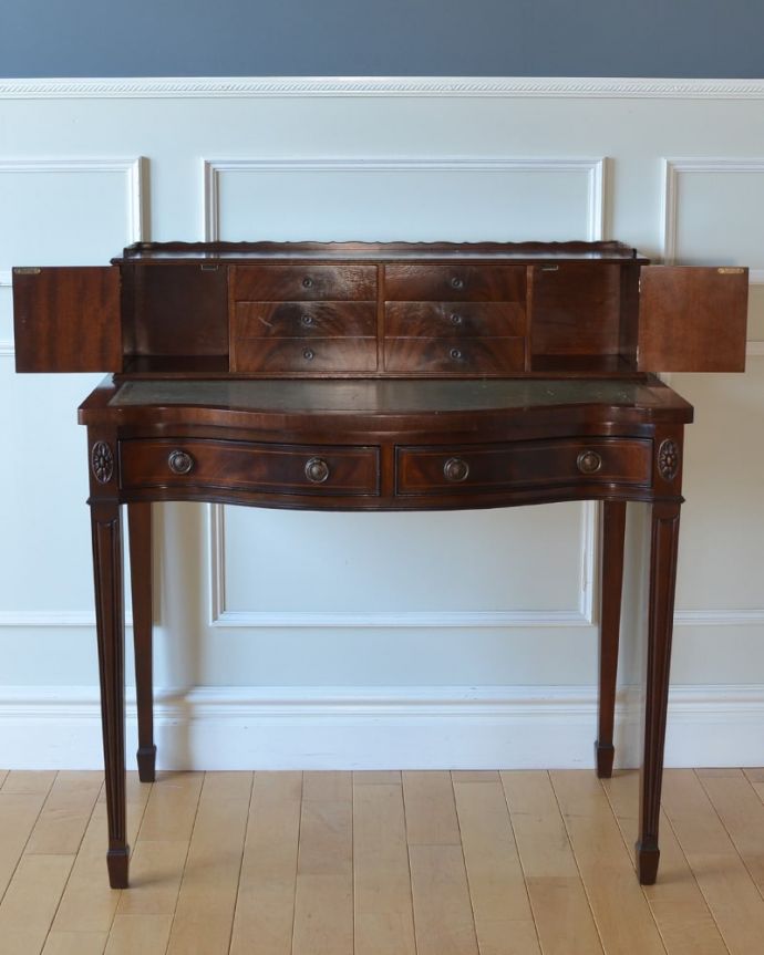 アンティークデスクの扉の中