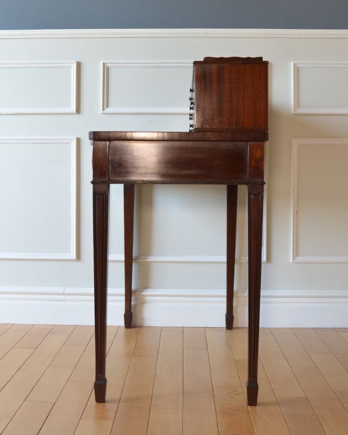 書斎デスクの側面