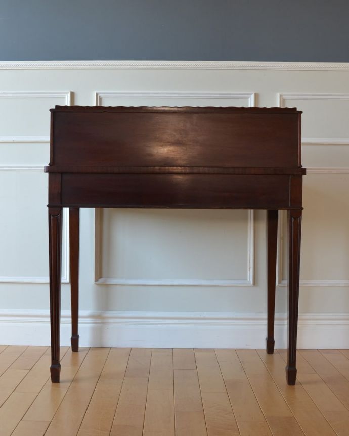 アンティークデスクの後ろ姿