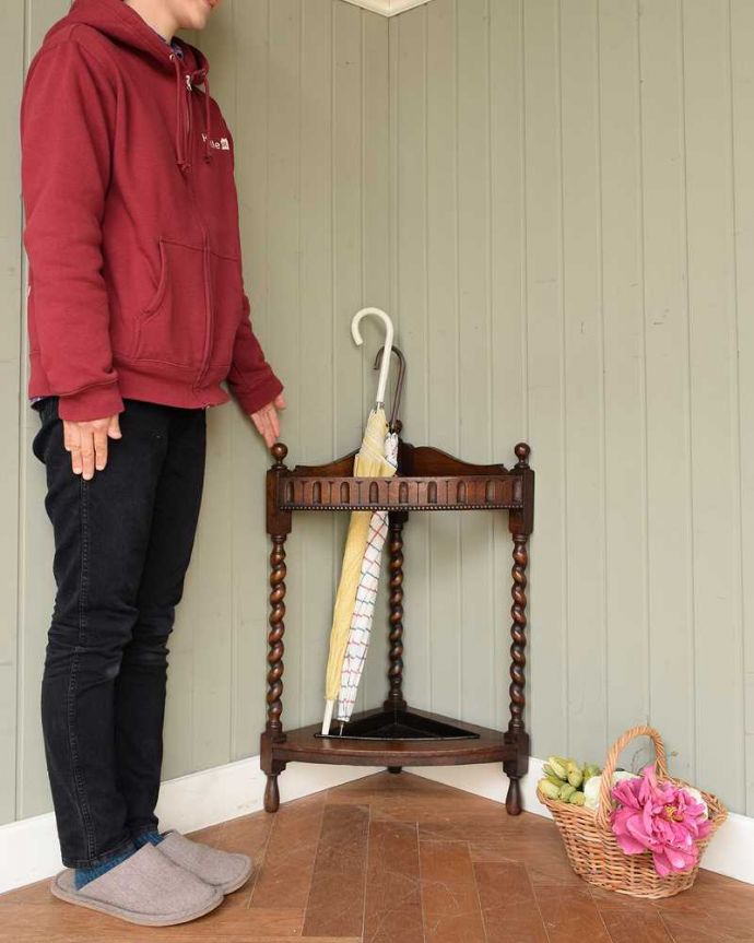 アンティークの玄関収納　アンティーク家具　イギリスから届いたコンパクトに使える傘立て、アンティークのコーナー用ステッキスタンド。英国紳士の身だしなみのために作られた家具実は傘立てではなくステッキを立てて置くためのスタンド。(j-2608-f)