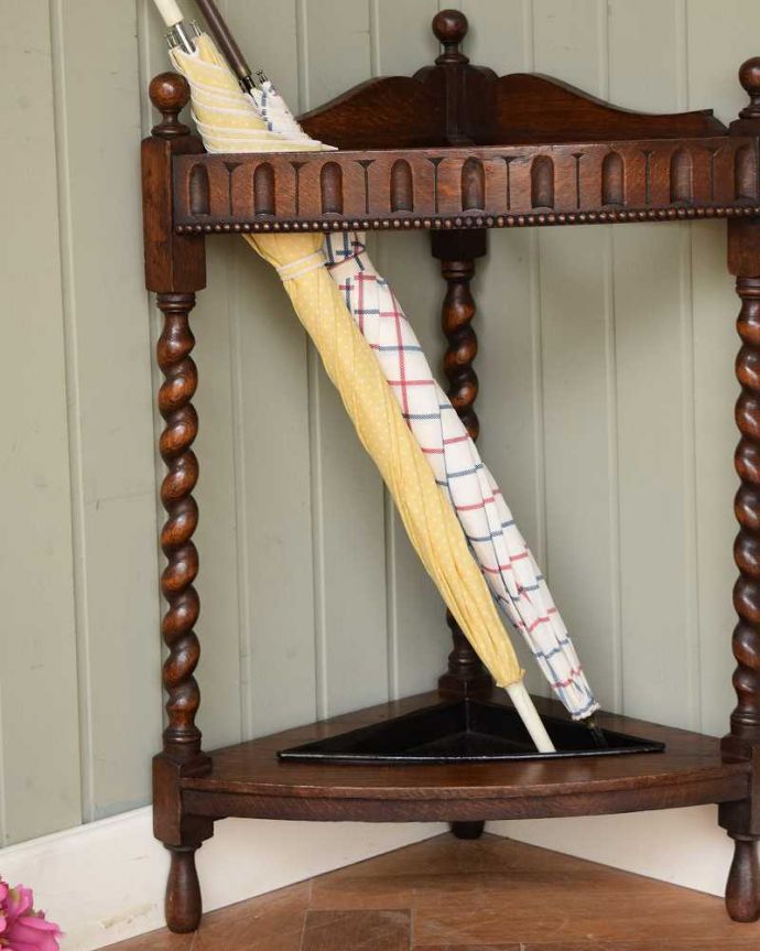 アンティークの玄関収納　アンティーク家具　イギリスから届いたコンパクトに使える傘立て、アンティークのコーナー用ステッキスタンド。玄関を華やかにしてくれる英国デザイン海を渡って来てくれたおかげで、日本ではとても素敵な傘立てとして使えます。(j-2608-f)