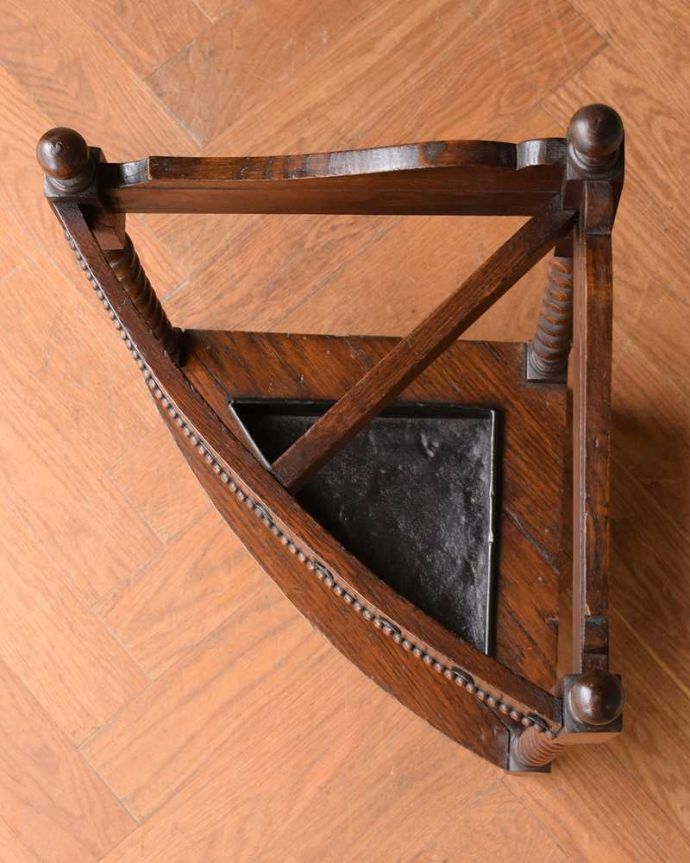 アンティークの玄関収納　アンティーク家具　イギリスから届いたコンパクトに使える傘立て、アンティークのコーナー用ステッキスタンド。上から見るとこんな感じもともとステッキを立てていた場所は、傘も収納しやすいデザインになっています。(j-2608-f)