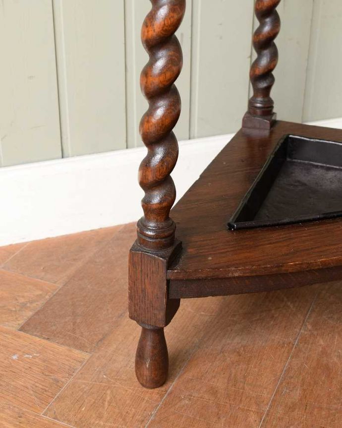 アンティークの玄関収納　アンティーク家具　イギリスから届いたコンパクトに使える傘立て、アンティークのコーナー用ステッキスタンド。持ち上げなくても移動できますHandleのアンティークは、脚の裏にフェルトキーパーをお付けしていますので、持ち上げなくても床を滑らせて移動させることが出来ます。(j-2608-f)