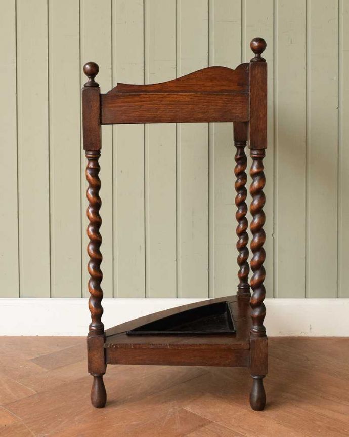 アンティークの玄関収納　アンティーク家具　イギリスから届いたコンパクトに使える傘立て、アンティークのコーナー用ステッキスタンド。横顔も美しく！こんな風に見えます専門の職人が、一度バラしてキレイに組み直しました。(j-2608-f)