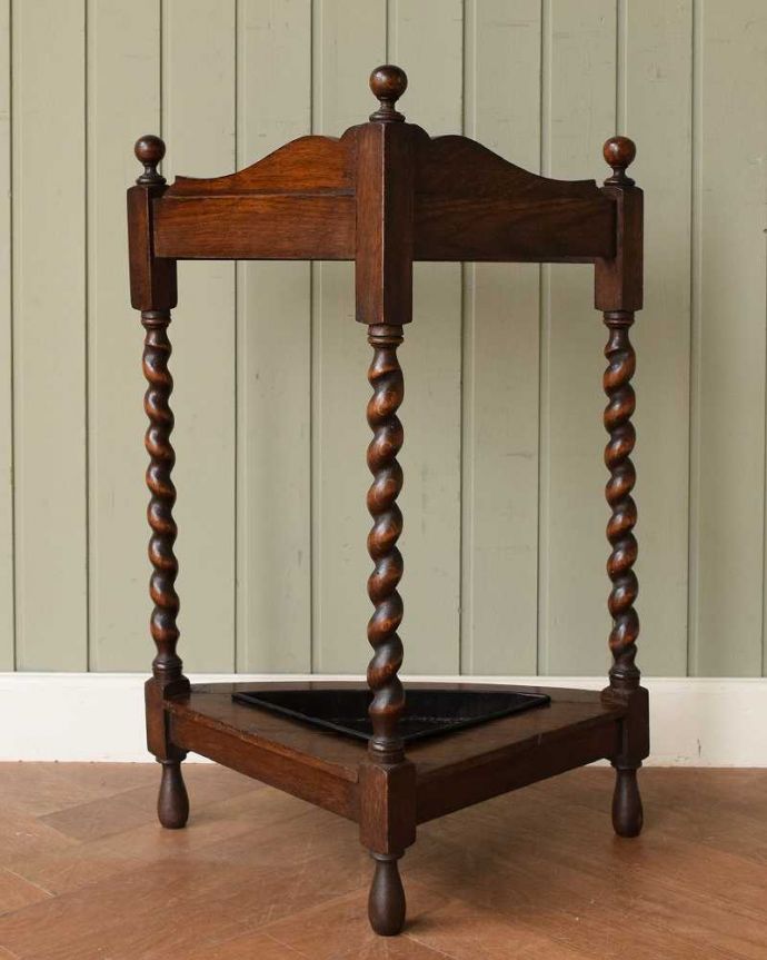 アンティークの玄関収納　アンティーク家具　イギリスから届いたコンパクトに使える傘立て、アンティークのコーナー用ステッキスタンド。後ろ姿もキレイなんです。(j-2608-f)