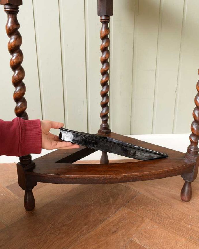 アンティークの玄関収納　アンティーク家具　イギリスから届いたコンパクトに使える傘立て、アンティークのコーナー用ステッキスタンド。安心して使えるポイント濡れたままの傘を入れて大丈夫なように雨受けが付いています。(j-2608-f)