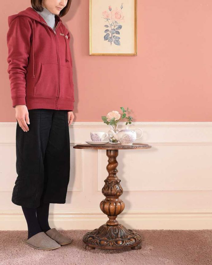 アンティークのテーブル　アンティーク家具　ドッシリとした彫が入ったカッコイイ脚、アンティークのオケージョナルテーブル。大きめサイズで使いやすいワインテーブルいつものワインテーブルより大きなサイズ。(j-2610-f)