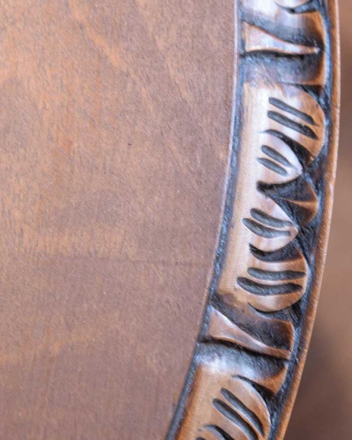 アンティークのテーブル　アンティーク家具　ドッシリとした彫が入ったカッコイイ脚、アンティークのオケージョナルテーブル。近づいてみると…木目もキレイな天板。(j-2610-f)