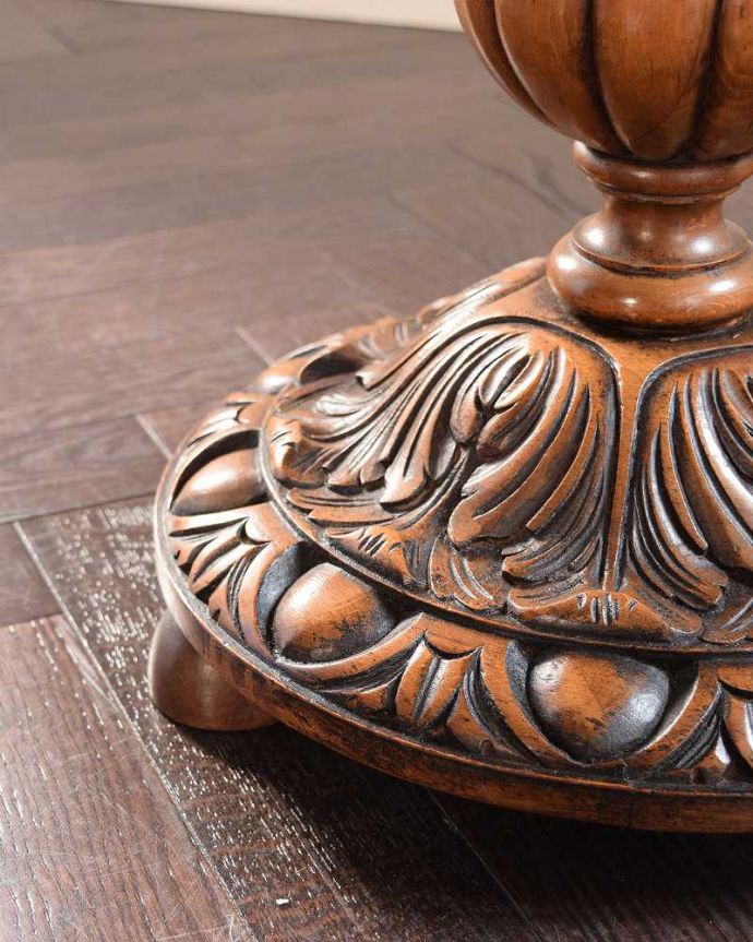 アンティークのテーブル　アンティーク家具　ドッシリとした彫が入ったカッコイイ脚、アンティークのオケージョナルテーブル。移動もラクラクHandleのアンティークは、脚の裏にフェルトキーパーをお付けしていますので、床を滑らせてれば移動が簡単です。(j-2610-f)