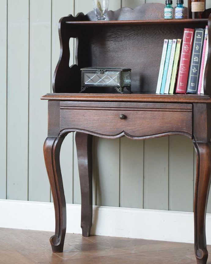 アンティークのキャビネット　アンティーク家具　フランスらしい優雅な形が魅力的なコンパクトサイズのベッドサイドチェスト。フランスらしい彫の美しさが自慢コンパクトな扉面には驚くほど細かい彫。(j-2611-f)