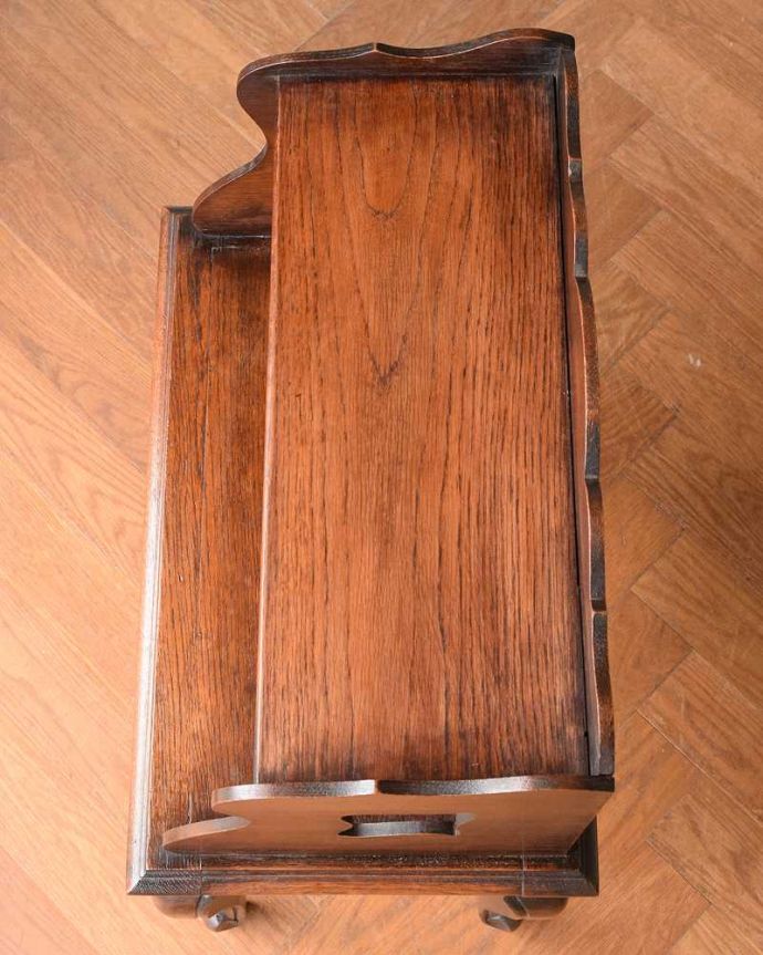 アンティークのキャビネット　アンティーク家具　フランスらしい優雅な形が魅力的なコンパクトサイズのベッドサイドチェスト。上から見てみると･･･修復の際、天板の塗装もキレイに仕上げました。(j-2611-f)