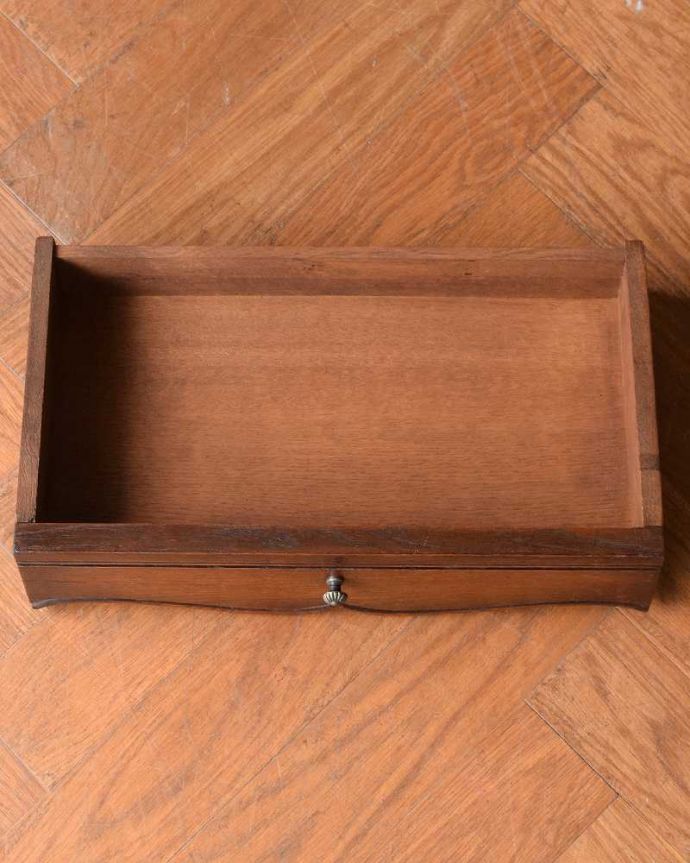 アンティークのキャビネット　アンティーク家具　フランスらしい優雅な形が魅力的なコンパクトサイズのベッドサイドチェスト。引き出しの中もキレイです。(j-2611-f)