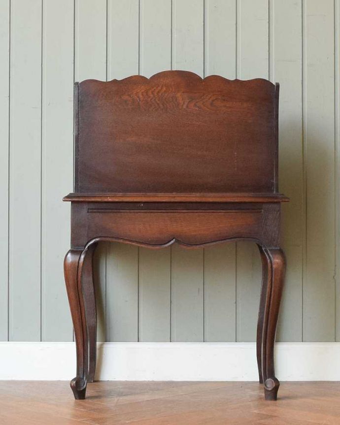 アンティークのキャビネット　アンティーク家具　フランスらしい優雅な形が魅力的なコンパクトサイズのベッドサイドチェスト。後ろ姿にも注目！アンティークは新品ではないので、経年変化によるキズはありますが、専門の職人がキレイにお直しをしているので、後ろ姿もキレイです。(j-2611-f)