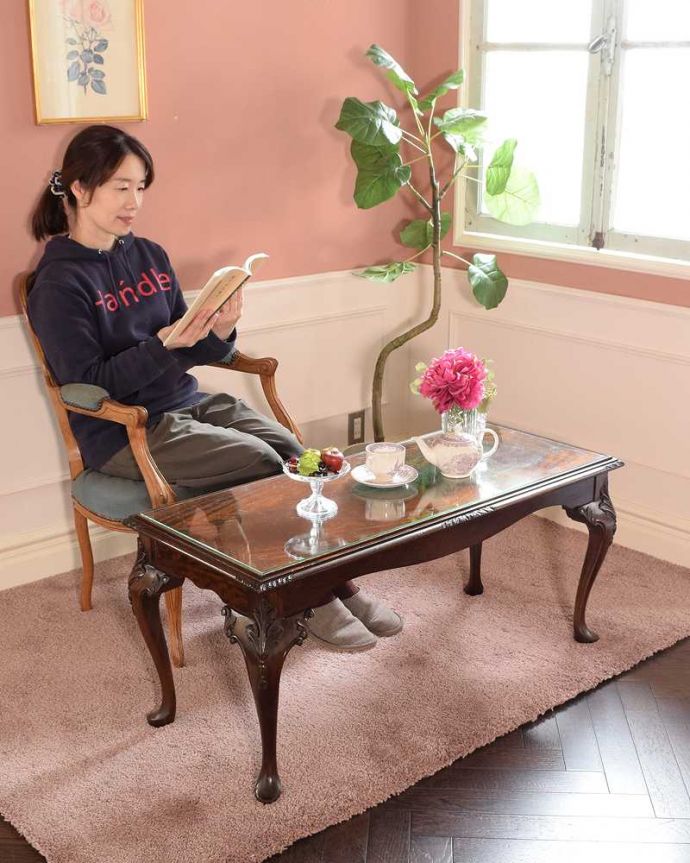 アンティークのテーブル アンティーク家具 美しい木目のアンティーク家具、ガラストップの優雅なコーヒーテーブル。どんな場所にも似合う英国らしいコーヒーテーブル実用的に使える英国らしいアンティークのコーヒーテーブル。(j-2612-f)