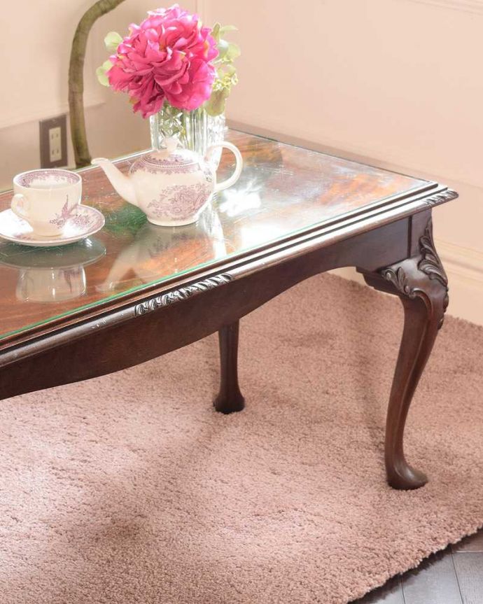 アンティークのテーブル アンティーク家具 美しい木目のアンティーク家具、ガラストップの優雅なコーヒーテーブル。英国らしく凝った彫りの入った脚脚だけを見ても、アンティークらしさが感じられる凝った彫。(j-2612-f)