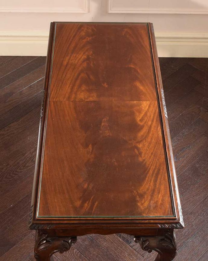 アンティークのテーブル アンティーク家具 美しい木目のアンティーク家具、ガラストップの優雅なコーヒーテーブル。天板を上から見ると・・・コーヒーテーブルの天板は毎日使う場所だから、しっかり修復しました。(j-2612-f)