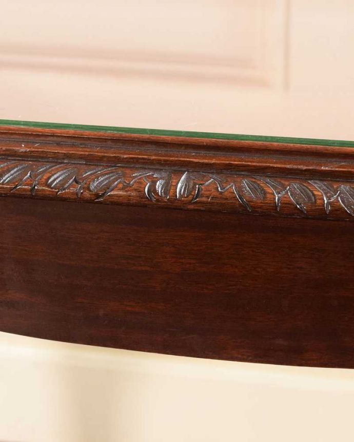 アンティークのテーブル アンティーク家具 美しい木目のアンティーク家具、ガラストップの優雅なコーヒーテーブル。美しい彫にもうっとり…さりげなく施された彫。(j-2612-f)