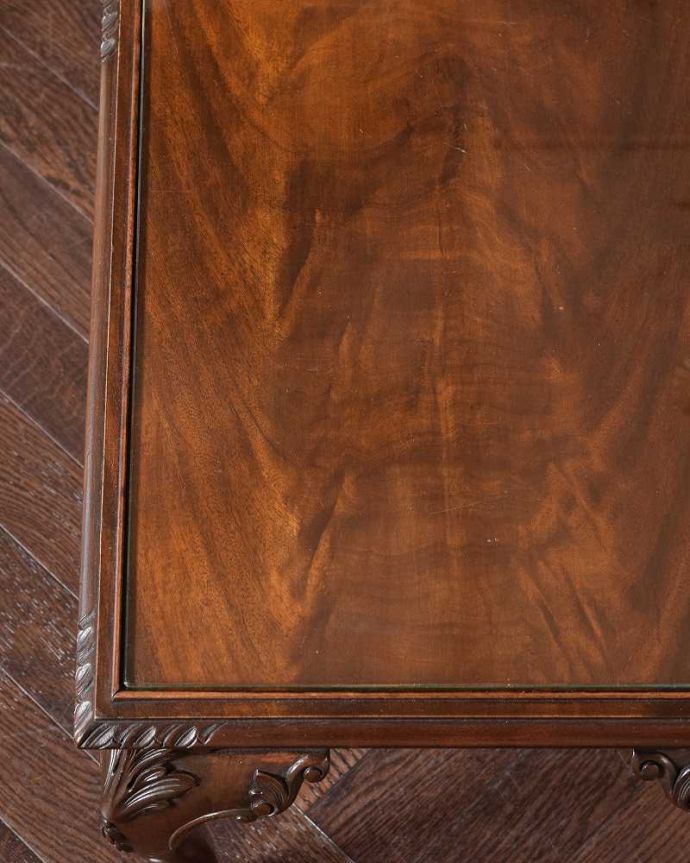 アンティークのテーブル アンティーク家具 美しい木目のアンティーク家具、ガラストップの優雅なコーヒーテーブル。近づいて見てみると・・・アンティークはもちろん新品ではないので小さなキズや汚れはありますが、キレイにお直ししたので満足して頂ける自信があります!。(j-2612-f)