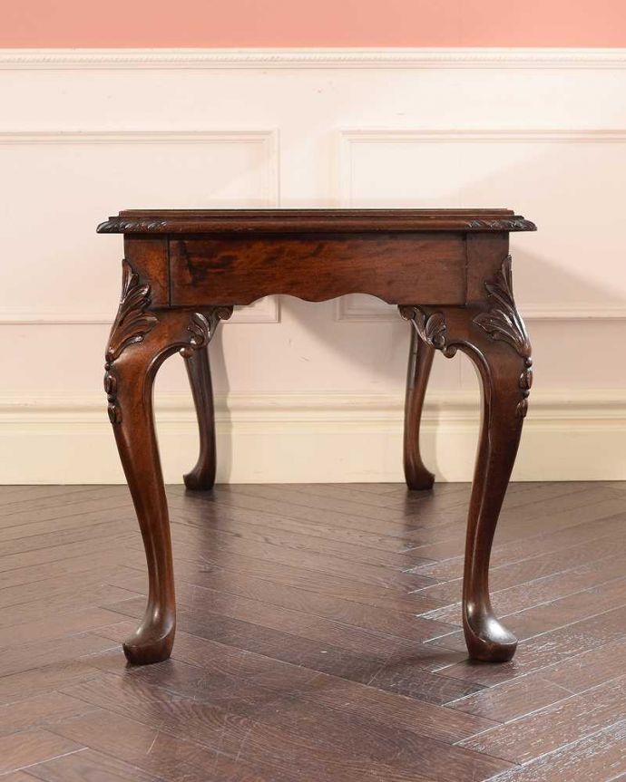 アンティークのテーブル アンティーク家具 美しい木目のアンティーク家具、ガラストップの優雅なコーヒーテーブル。横から見た姿もステキ横から見るとこんな感じです。(j-2612-f)