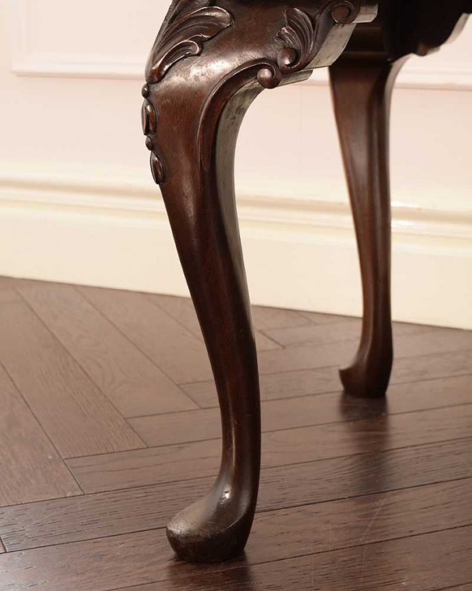 アンティークのテーブル アンティーク家具 美しい木目のアンティーク家具、ガラストップの優雅なコーヒーテーブル。持ち上げなくても移動できます!Handleのアンティークは、脚の裏にフェルトキーパーをお付けしていますので、床を滑らせて簡単に移動する事が出来ます。(j-2612-f)