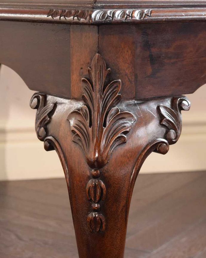 アンティークのテーブル アンティーク家具 美しい木目のアンティーク家具、ガラストップの優雅なコーヒーテーブル。うっとりする美しさアンティークだから手に入る美しい彫。(j-2612-f)