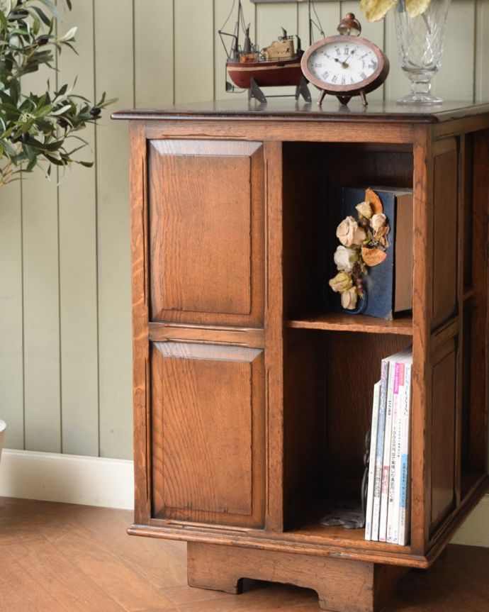 英国から届いた本棚、くるくる回転する便利なアンティークの