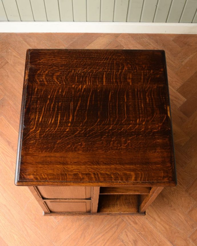 英国から届いた本棚、くるくる回転する便利なアンティークの