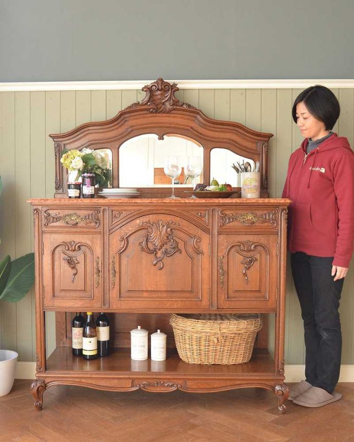 アンティークのキャビネット　アンティーク家具　フランスから届いたアンティーク家具、大理石天板が美しいミラーバックサイドボード。鏡がキラっと輝くサイドボード光を取り込んでキラキラ輝くミラーは、まだ電気が発達していなかった時代に太陽や蝋燭の灯りを反射させて部屋を明るくするために付けられたもの。(j-2614-f)