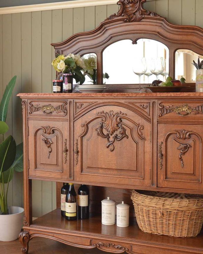 アンティークのキャビネット　アンティーク家具　フランスから届いたアンティーク家具、大理石天板が美しいミラーバックサイドボード。見た目の美しさとたっぷりの収納力が魅力もともとダイニングでサーブ用の家具として造られたアンティーク家具。(j-2614-f)