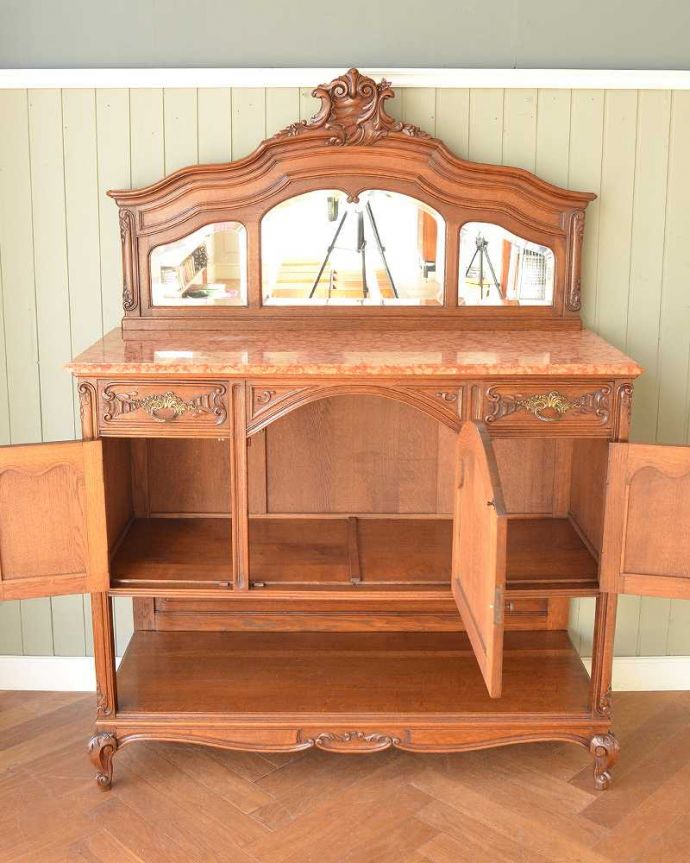 アンティークのキャビネット　アンティーク家具　フランスから届いたアンティーク家具、大理石天板が美しいミラーバックサイドボード。扉を開けて中を見てみると･･･扉の中の収納はこんな感じになっています。(j-2614-f)