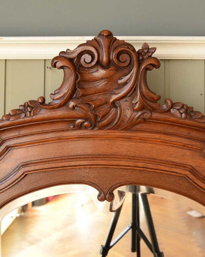 アンティークのキャビネット　アンティーク家具　フランスから届いたアンティーク家具、大理石天板が美しいミラーバックサイドボード。至る所に繊細な彫いろんな彫のデザインがありますが、個人的に美しいと思える女性らしく優雅なデザインを選んできました。(j-2614-f)