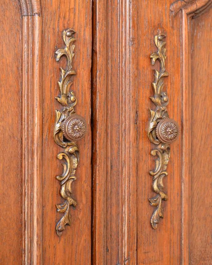 アンティークのキャビネット　アンティーク家具　フランスから届いたアンティーク家具、大理石天板が美しいミラーバックサイドボード。アンティークらしい素敵な取っ手デザインが美しい取っ手。(j-2614-f)