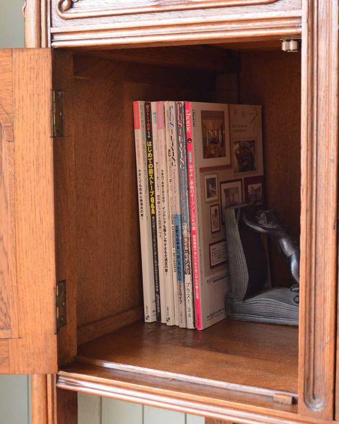 アンティークのキャビネット　アンティーク家具　フランスから届いたアンティーク家具、大理石天板が美しいミラーバックサイドボード。扉の中は収納たっぷりA4サイズの雑誌までしっかり収納出来ちゃう大きさ。(j-2614-f)