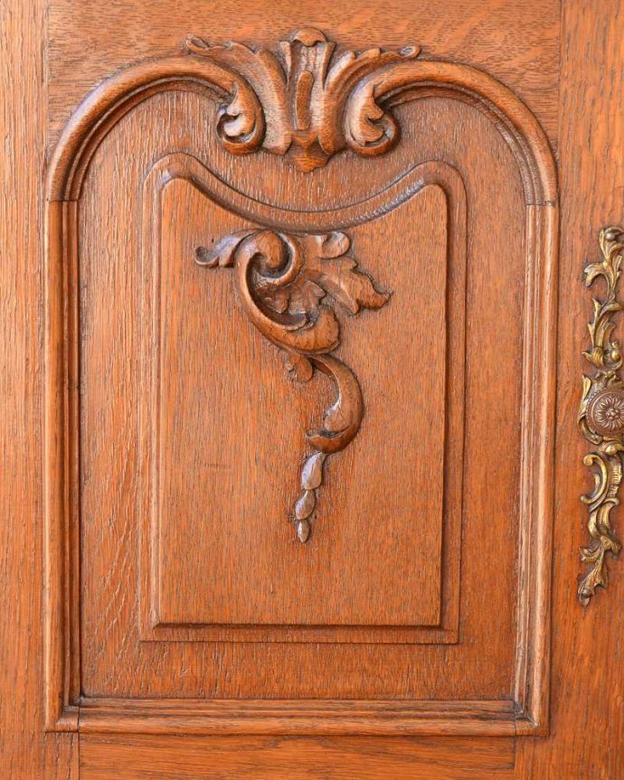 アンティークのキャビネット　アンティーク家具　フランスから届いたアンティーク家具、大理石天板が美しいミラーバックサイドボード。扉の彫も美しい芸術性の高い装飾がいろんなところに施されています。(j-2614-f)