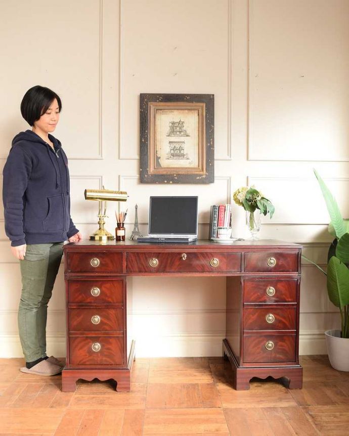 アンティークのデスク・書斎机 アンティーク家具 書斎で楽しむ英国家具、大人のためのアンティークデスク。優雅な雰囲気に包まれるエレガントなデスク気品が漂う大人のためのアンティークデスクは、置いてあるだけで優雅な雰囲気です。(j-2615-f)