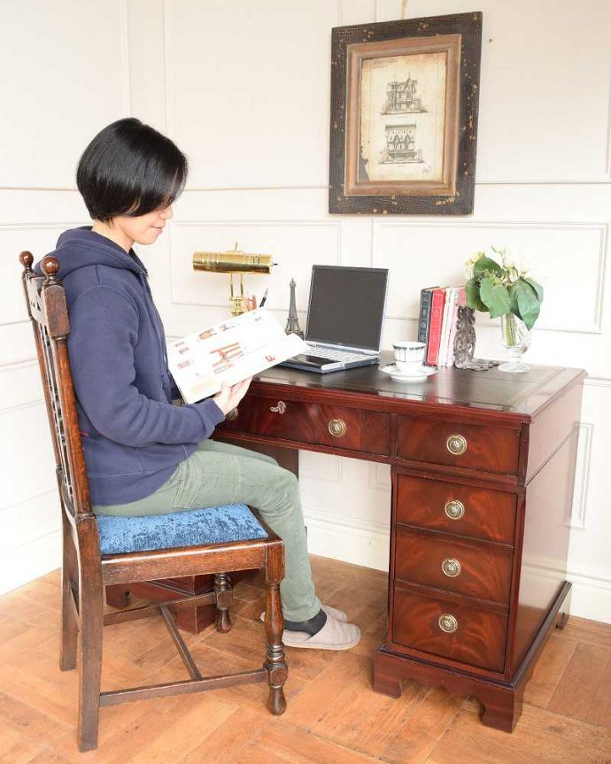 アンティークのデスク・書斎机 アンティーク家具 書斎で楽しむ英国家具、大人のためのアンティークデスク。自分だけのちょっと贅沢な時間大人のデスクに座るだけで自分だけの時間が作れるから、毎日がちょっとだけ贅沢になります。(j-2615-f)