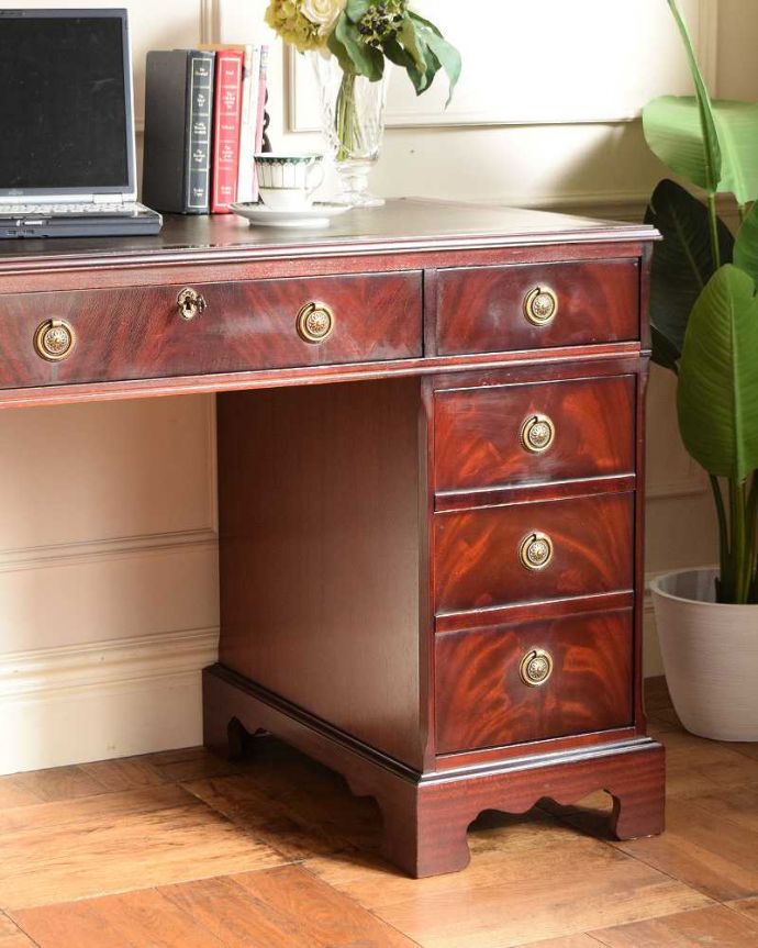 アンティークのデスク・書斎机 アンティーク家具 書斎で楽しむ英国家具、大人のためのアンティークデスク。アンティークらしい銘木の木目の美しさ本来、機能的に使われる家具デスクも、アンティークだと木目の美しさが楽しめる家具に。(j-2615-f)