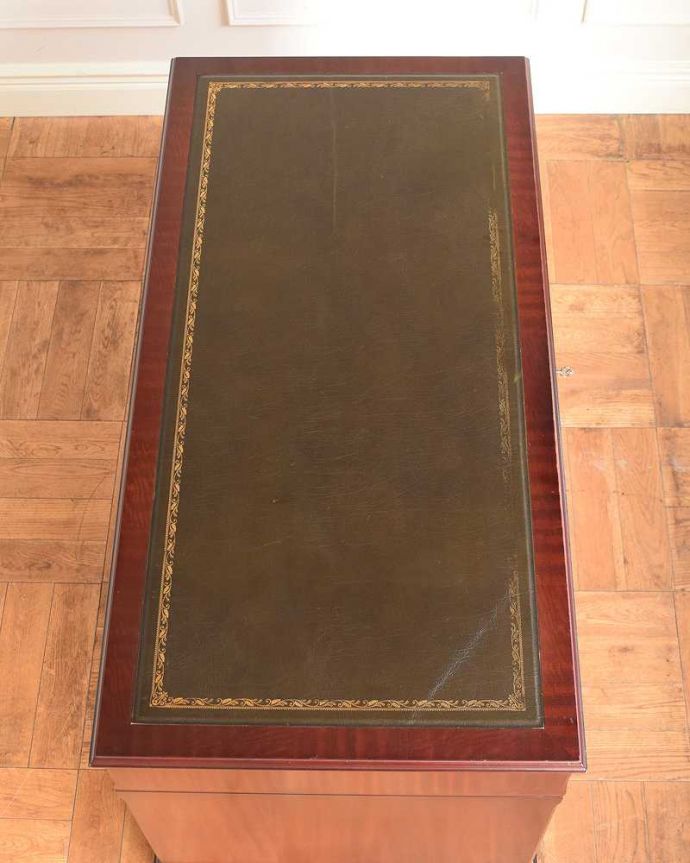 アンティークのデスク・書斎机 アンティーク家具 書斎で楽しむ英国家具、大人のためのアンティークデスク。天板もピカピカにお直ししました。(j-2615-f)