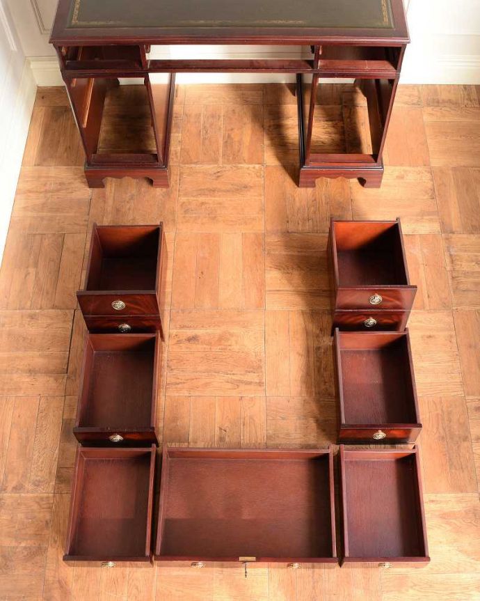 アンティークのデスク・書斎机 アンティーク家具 書斎で楽しむ英国家具、大人のためのアンティークデスク。引き出しの中もキレイに修復しました!もちろん引き出しの中も職人がキレイにお直しました。(j-2615-f)