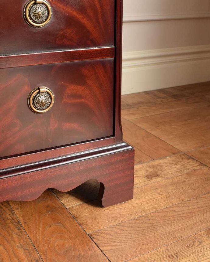 アンティークのデスク・書斎机 アンティーク家具 書斎で楽しむ英国家具、大人のためのアンティークデスク。女性1人でラクラク運べちゃう仕掛けHandleのアンティークは、脚の裏にフェルトキーパーをお付けしています。(j-2615-f)